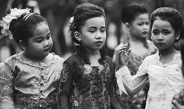 Menjunjung Bahasa Nasional, Memelihara Bahasa Lokal